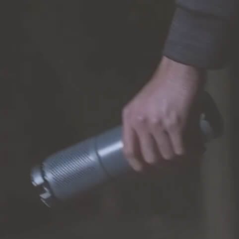 車の下にもぐって作業する際に使えるランタンを求めている