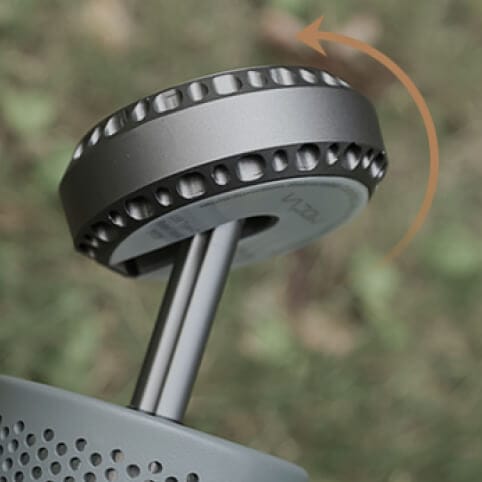 角度変更できるランタンを使って車を整備したい