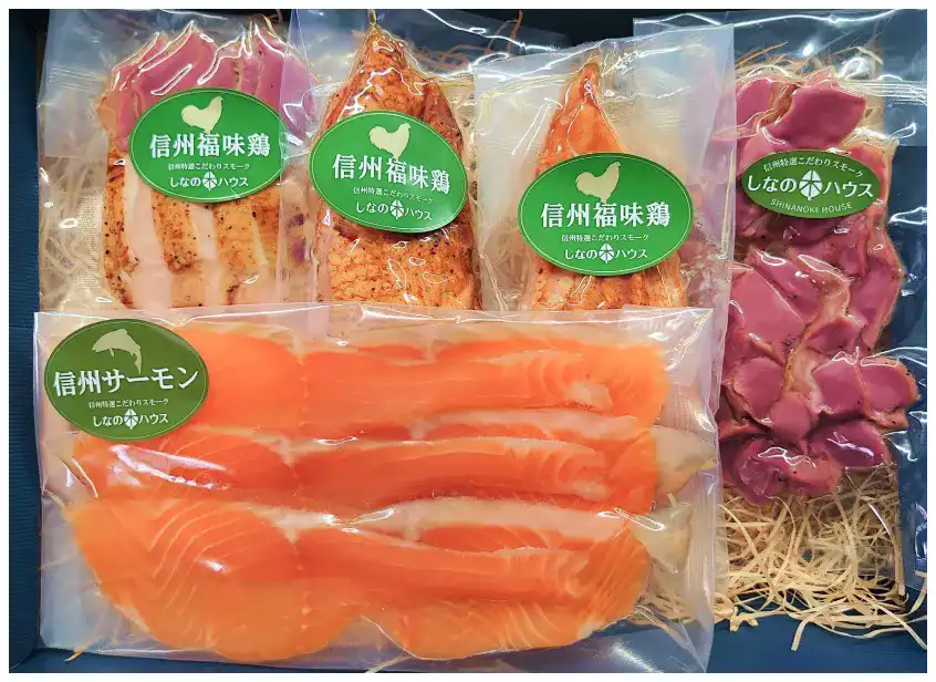 スモークチキン&サーモンが一緒に楽しめる