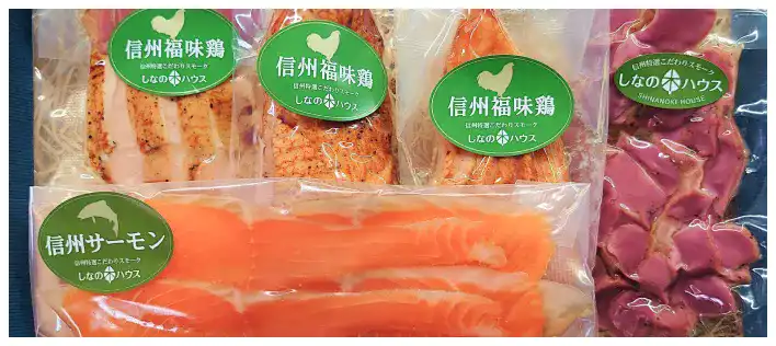 スモークチキン&サーモンが一緒に楽しめる