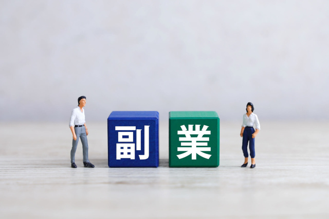 副業の積み木と二つの人物フィギュア