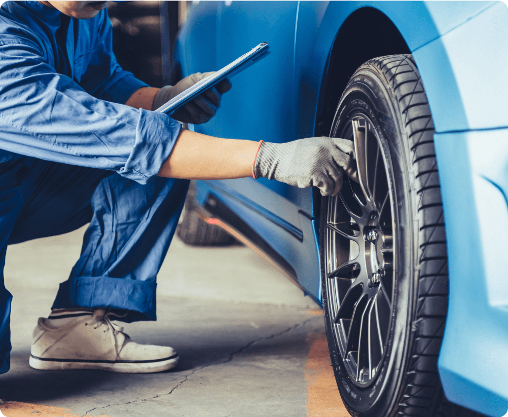 ホイールをチェックする査定士