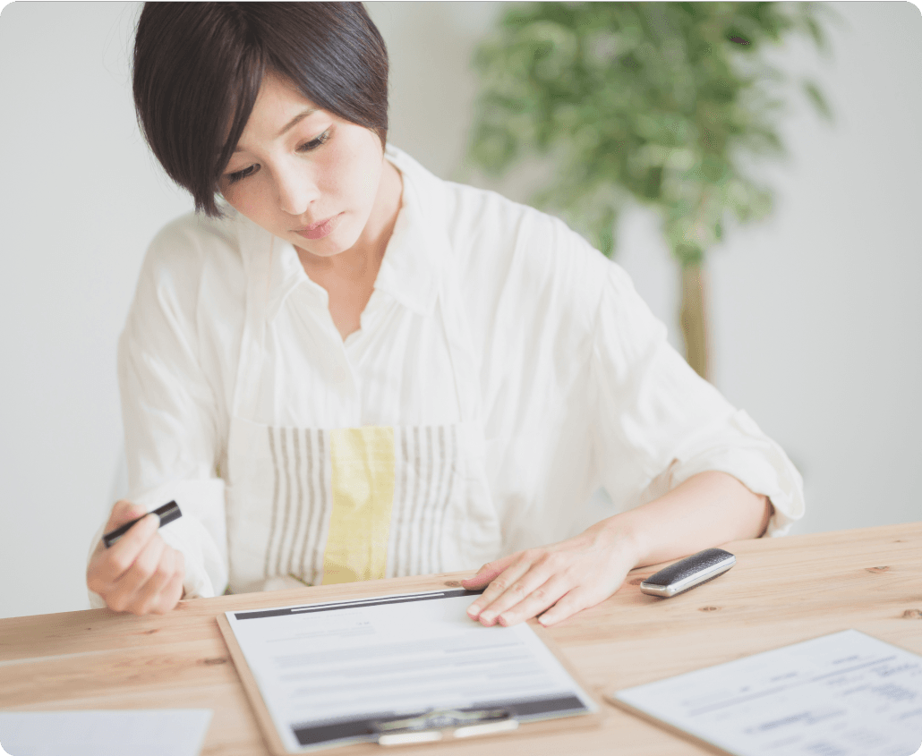 書類に印鑑を押そうとしている女性
