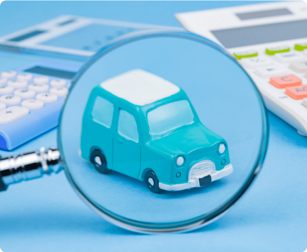 虫眼鏡で拡大されたミニチュアの車