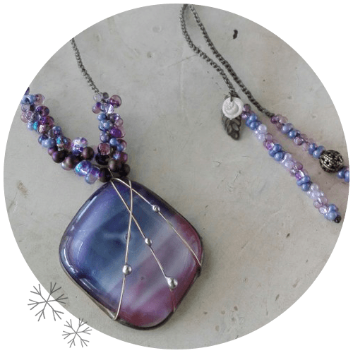 紫のグラデーションガラスネックレス